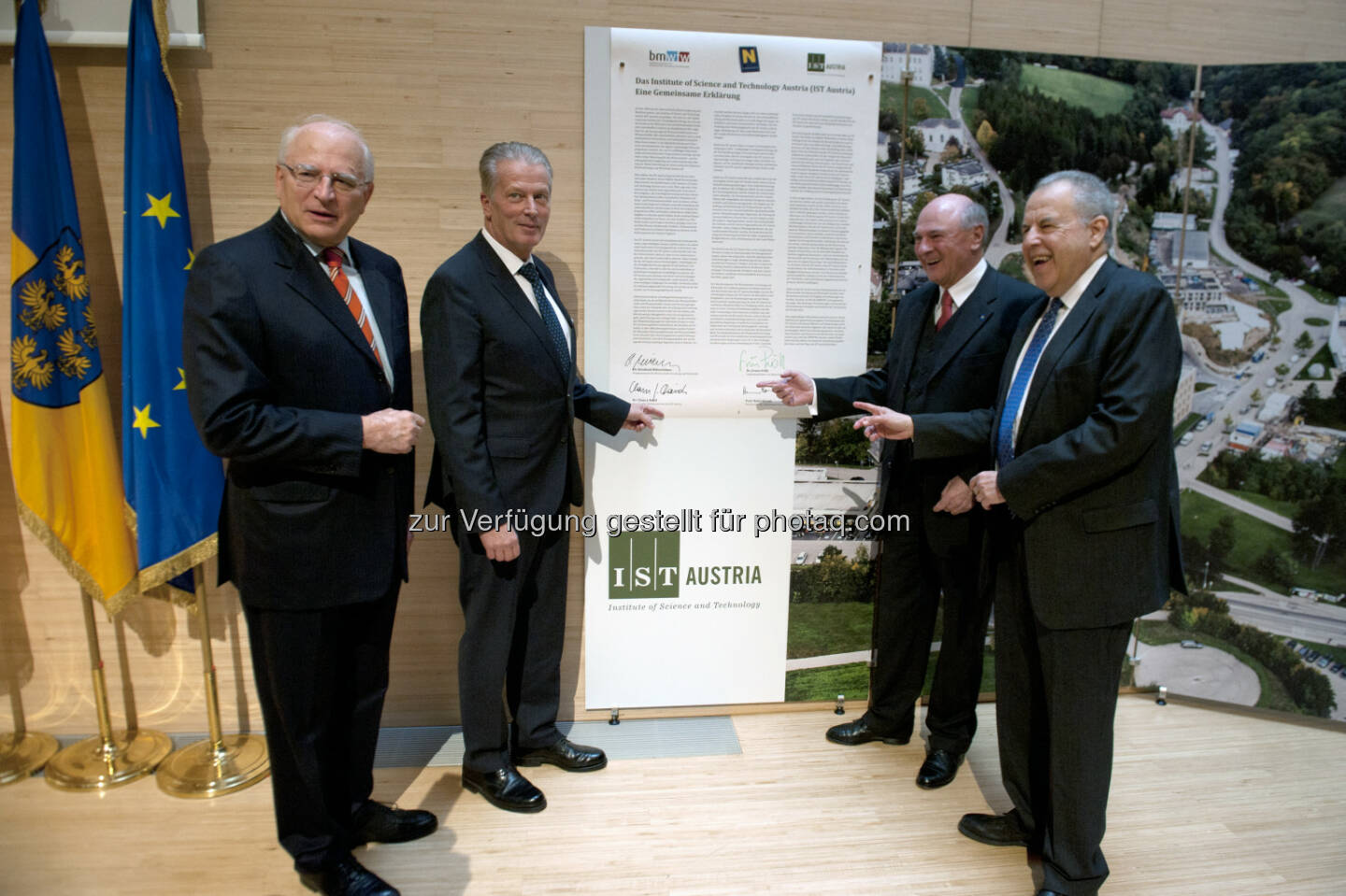 Claus J. Raidl (IST Austria-Kuratoriumsvorsitzenden), Reinhold Mitterlehner (Wissenschafts- und Forschungsminister), Erwin Pröll (LH NÖ), Haim Harari (Vorsitzender Exekutivausschusses IST Austria-Kuratoriums) : Vizekanzler Mitterlehner und LH Pröll erneuerten durch die öffentliche Unterzeichnung einer „Gemeinsamen Erklärung“ die Unterstützung für IST Austria : Fotocredit: IST Austria