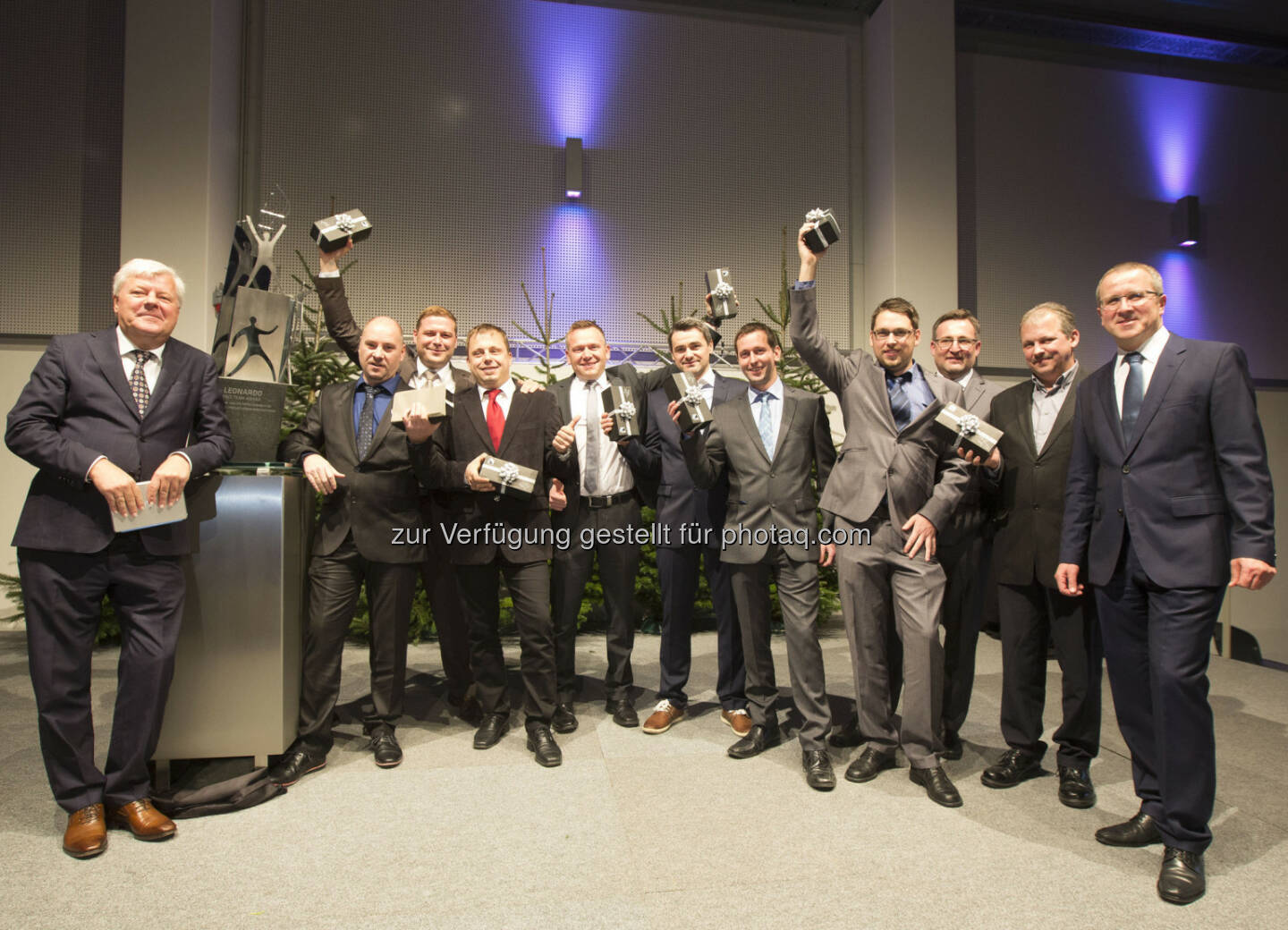 Walter A. Stephan, Team Produktivitäten Aerostructures, Robert Machtlinger : Am 28. November vergab der oberösterreichische Luftfahrtzulieferer FACC zum zweiten Mal den FACC Leonardo : Das Team „Produktivitäten Aerostructures“ holte sich den FACC Leonardo 2015. Die FACC-Vorstände Walter A. Stephan und Robert Machtlinger übergaben die Trophäen an das Siegerteam : Foto: Alois Furtner/FACC AG