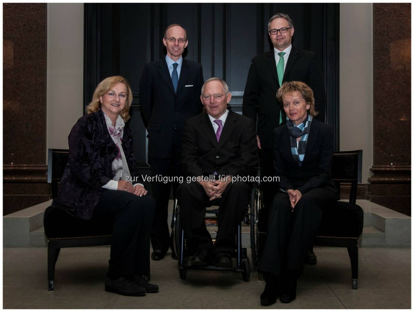 Bundesfinanzminister Wolfgang Schäuble (mi.) lud seine Amtskolleginnen und -kollegen Finanzministerin Maria Fekter (li. unten), Finanzministerin Eveline Widmer-Schlumpf (Schweiz) (re. unten), Regierungschef Klaus Tschütscher (Fürstentum Liechtenstein) (re. oben) und Finanzminister Luc Frieden (Luxemburg) (li. oben) zu einem Arbeitstreffen nach Berlin ein.