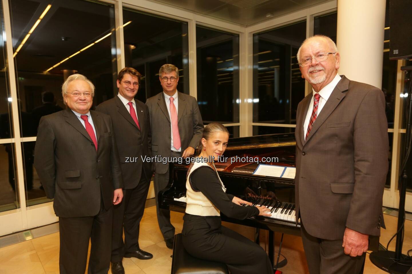 Hans Bichler (Vorstandsdir. Wr Städt. Versicherungsverein), Peter Höfinger (Vorstandsdir. Vienna Insurance Group), Gerhard Starsich (Generaldir. Münze Österreich AG), Mercedes Echerer (Schauspielerin), Hans Raumauf (Vorstandsdir. Wr Städt. Versicherungsverein) : Wiener Städtischer Versicherungsverein im Rahmen seiner „Kunst im Turm“-Reihe : Uraufführung im Wiener Ringturm: „Ich hab noch einen Koffer in …“ mit Mercedes Echerer : Fotocredit: Wr. Städt. Wechselseitiger Versicherungsverein/APA-Fotoservice/Tanzer