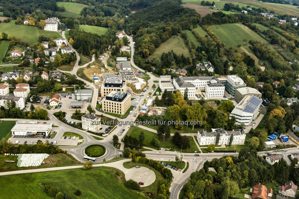 Flugaufnahme des IST Austria Campus : IST Austria auf dem Weg zum Leitmodell für Wissenschaftsmanagement : Wirtschaftliche Evaluierung lobt IST Austria - Exemplarischer Charakter des Instituts betont - Auftrag von Wissenschaftsministerium und Land Niederösterreich : Fotocredit: IST Austria, © Aussendung (02.12.2015) 