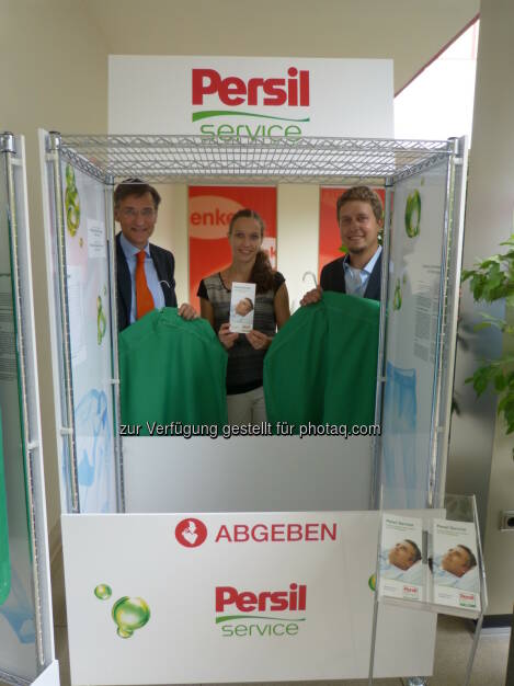 Georg Grassl (General Manager Laundry & Home Care Österreich), Eva Bartovicova (Brand Managerin Persil), Benedikt Hammerl (Putzerei Hammerl) : Persil Service in Österreich gestartet : Nie mehr Stress trotz schmutziger Wäsch‘ : Die verschmutzte Wäsche wird direkt an einem definierten Service Point am Arbeitsplatz abgeholt und drei Werktage später gewaschen, gereinigt und gebügelt wieder dorthin zurückgebracht : Fotocredit: Henkel , © Aussendung (03.12.2015) 