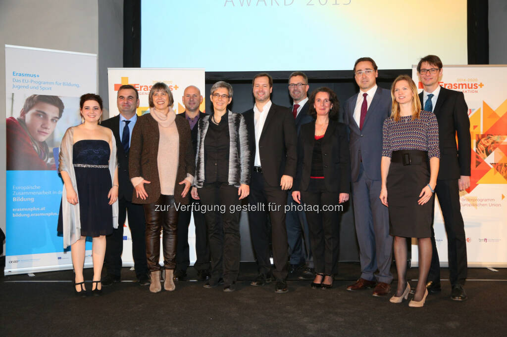 Clara Novak (Botschafterin Jugend), Gerhard Mooshammer (GF Interkulturelles Zentrum - NA Erasmus+: Jugend in Aktion“), Maria Pichlbauer (Botschafterin Schulbildung), Gert Hufnagl (Vorstand Interkulturelles Zentrum), Barbara Streicher (Botschafterin Erwachsenenbildung), Stefan Zotti (GF OeAD-GmbH), Elmar Pichl (bmwfw), Silvia Schwaiger-Wöll (Botschafterin Berufsbildung), Hanspeter Huber (bmbf), Ingrid Pleschberger (Botschafterin Hochschulbildung), Ernst Gesslbauer (OeAD-GmbH/Leiter NA Erasmus+ Bildung) : Bildungs-, Jugend- und Wissenschaftsministerium verleihen erstmals Erasmus+ Award : Der Award zeichnet Qualität und besondere Leistungen im EU-Programm Erasmus+ aus : Fotocredit: OeAD-GmbH/APA-Fotoservice/Schedl, © Aussendung (03.12.2015) 