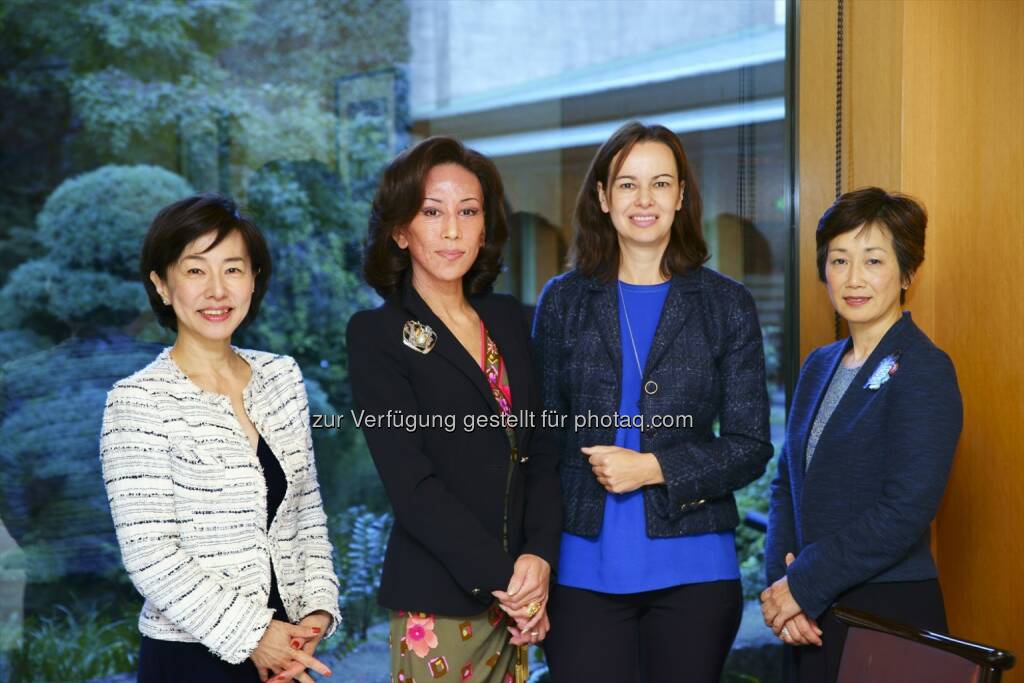 Kaori Sasaki; Izumi Kobayashi; Sophie Karmasin; Haruna Yoshida : Gespräch der Familienministerin mit japanischen Unternehmerinnen : Karmasin: „Vereinbarkeit von Familie und Beruf sowie mehr Väterbeteiligung unerlässlich für Bevölkerungswachstum“ : Arbeitsbesuch der Familienministerin in Japan zeigte die großen Herausforderungen mit dem demographischen Wandel auf : Fotocredit: bmfj/mizumoto, © Aussender (05.12.2015) 