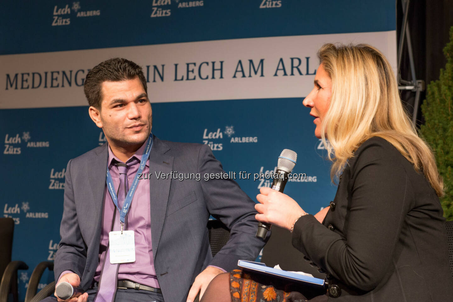 Muhammad Kasem (aus Syrien geflohener Betriebswirt), Susanne Glass : 9. Mediengipfel Lech: Fluch der Flucht : Am Freitagabend stand der Mediengipfel im Zeichen des Themas Flucht : Fotocredit: pro.media/APA-Fotoservice/Lechner