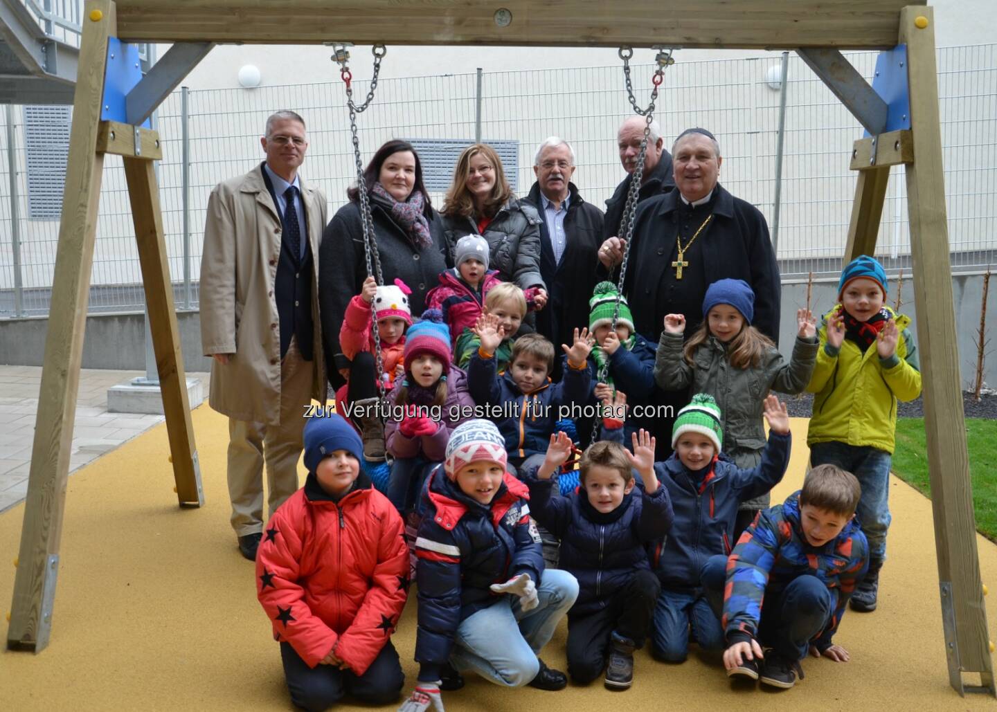 Elmar Walter, Geschäftsführer der St. Nikolausstiftung; Jutta Niedermayer, Inspektorin der St. Nikolausstiftung; Elisabeth Kohoutek, Leiterin; Eduard Einramhof, Bezirksrat; Nikolaus Zvonarich, Pfarrer St. Nikolaus; Maximilian J. Fürnsinn, Probst : Neuer Kindergarten „St. Nikolaus“ in Inzersdorf – Segnung passend zum Namenstag des Bischofs : Fotocredit: St. Nikolausstiftung/Müllner-Laub