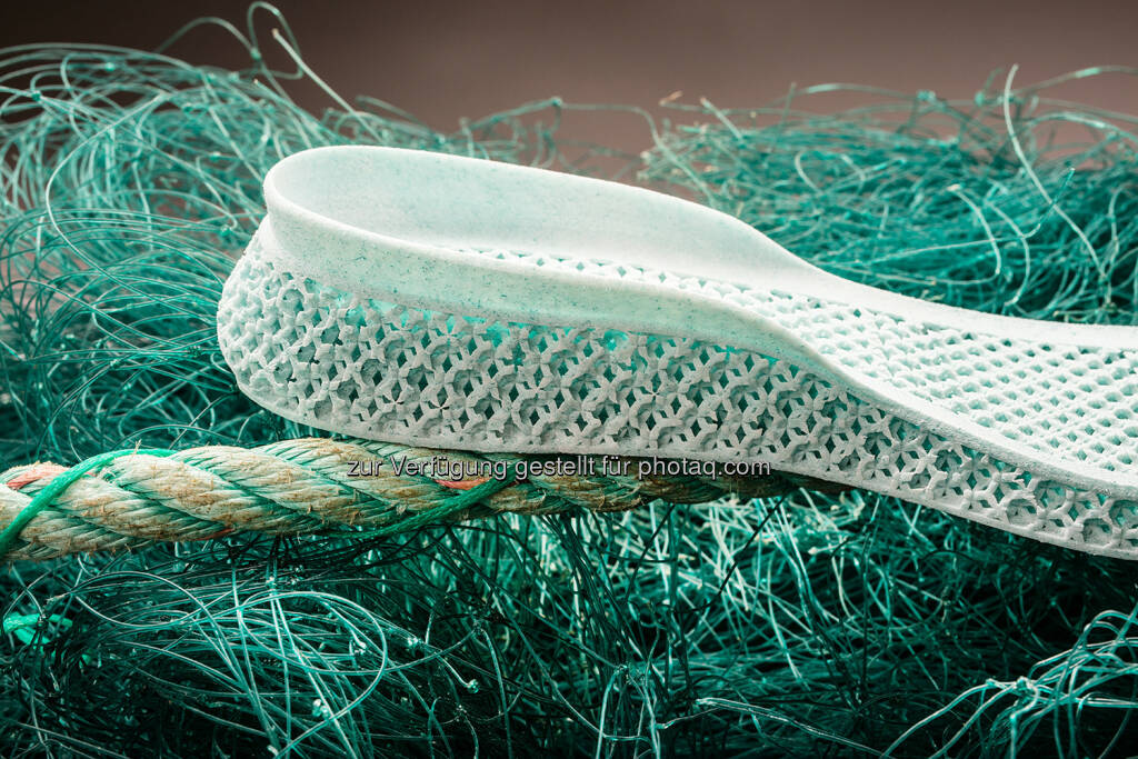 Schuh mit Zwischensohle aus Meeresplastik im 3D-Druck gefertigt | adidas und Parley for the Oceans setzen in Paris ein Zeichen und präsentieren strategisches Nachhaltigkeitsprojekt anlässlich des Klimagipfels COP21 | Fotocredit adidas & Parley for the Oceans, © Aussendung (08.12.2015) 