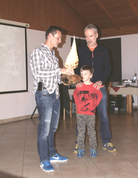 Andreas Schweighofer überreicht Christian Drastil und Sohn Maxim den Preis (08.12.2015) 