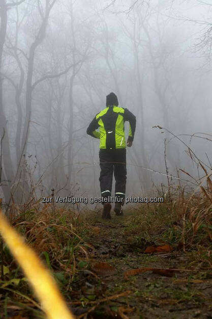 Michael Lagler, Omotion, laufen, Nebel, reflektieren, bergauf, © Michael Lagler (09.12.2015) 