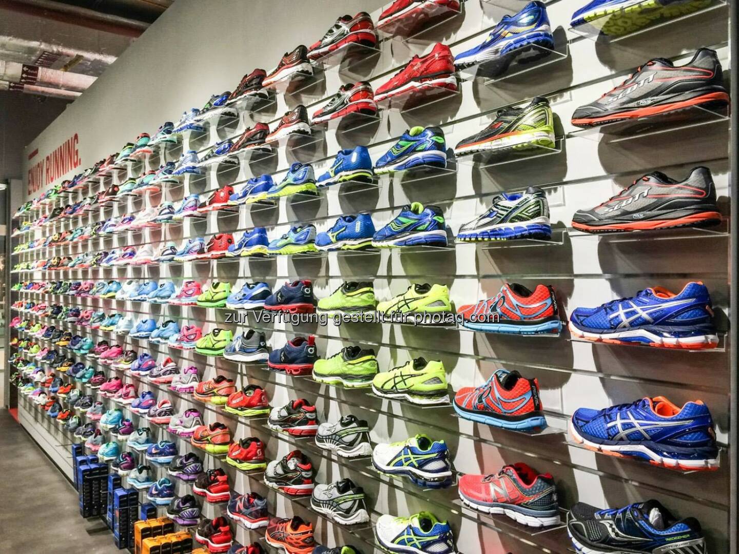 Shoewall im We Move Running Store, Schuhe, Laufschuhe