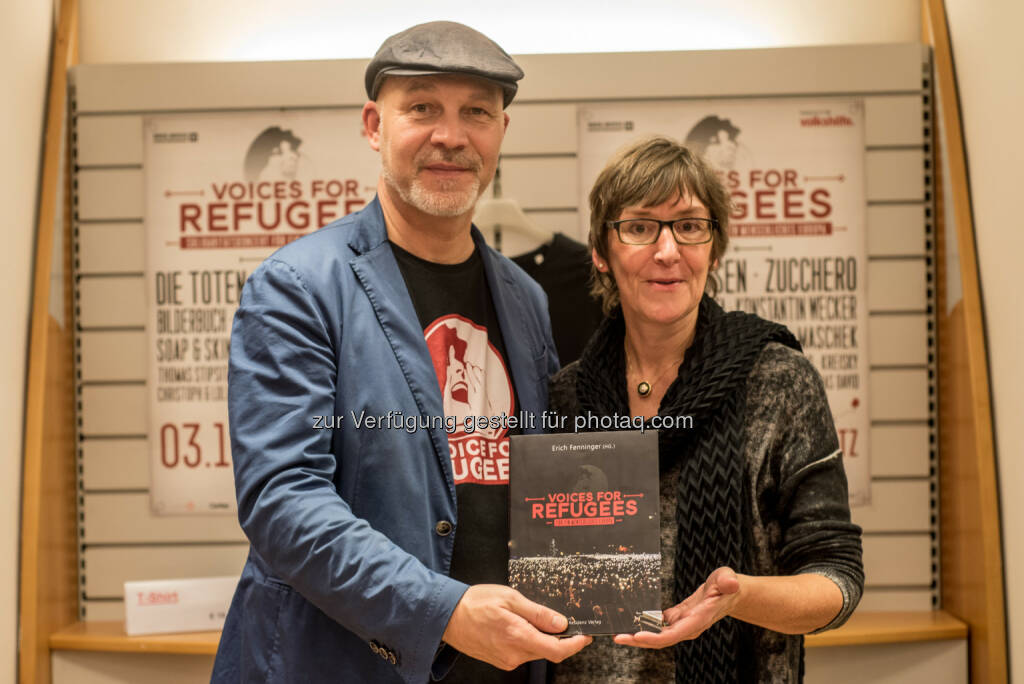 Erich Fenninger (Volkshilfe Österreich), Roswitha Wonka (Residenz Verlag) : Volkshilfe & Residenz Verlag präsentieren neues Buch: Voices for Refugees : 160 Seiten zur Refugeebewegung mit vielen Bildern und Statements bekannter Persönlichkeiten : Fotocredit: Volkshilfe/Glanzl (10.12.2015) 