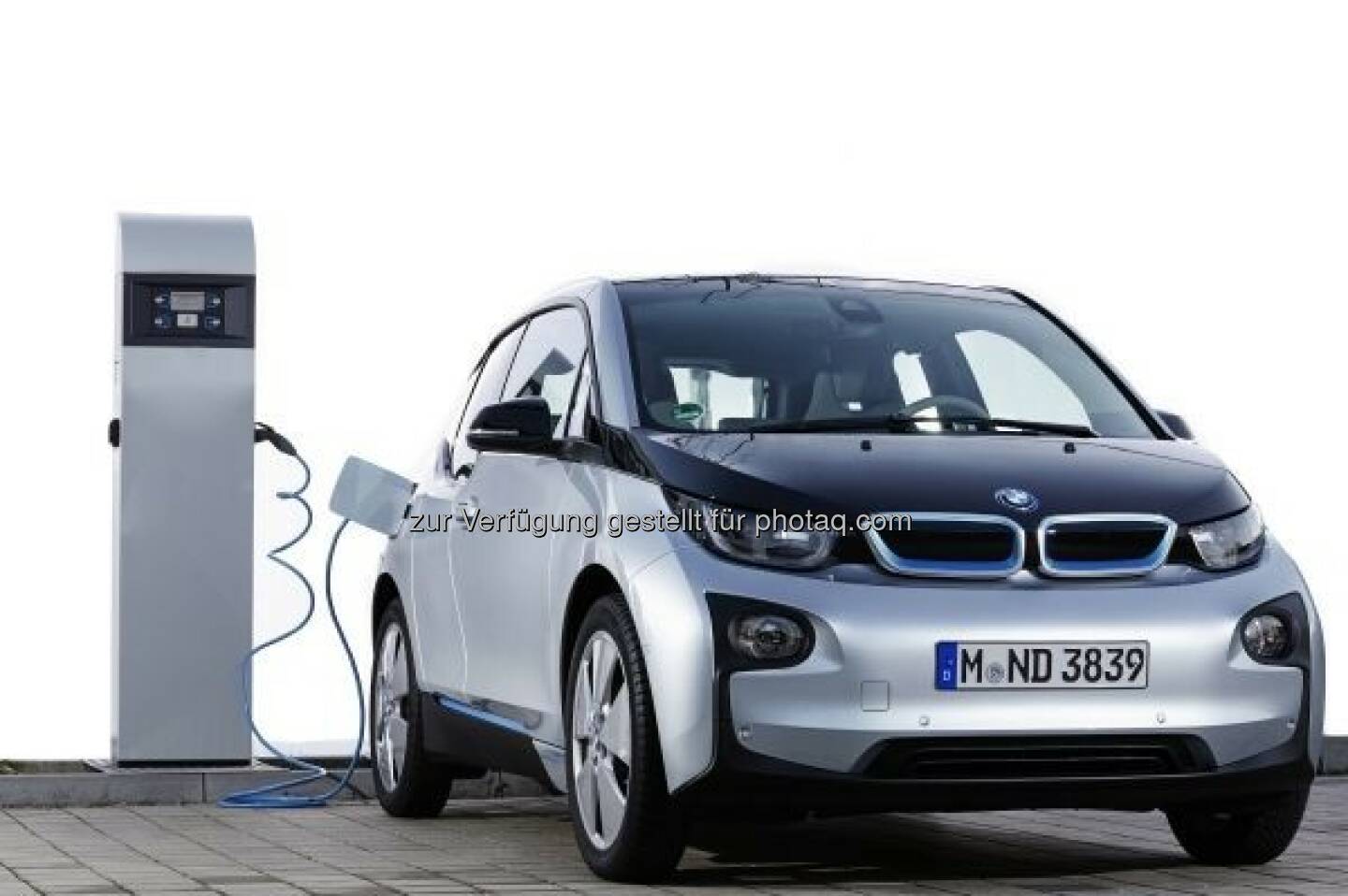 Passt überall dran: Der BMW i3 ist kompatibel mit allen gängigen Ladesäulen weltweit : Bereits >38.000 Ladesäulen in 25 Ländern sind mit der BMW i ChargeNow Kundenkarte verbunden : BMW i führend bei der weltweiten Pilotierung von Ladeinfrastrukturprojekten für Elektrofahrzeuge : © BMW Group