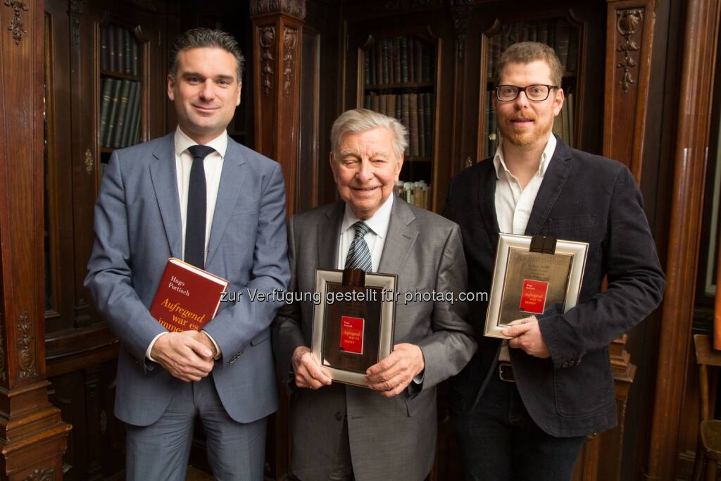 Robert Hadzetovic,Verlagsleiter; Hugo Portisch, Autor; Hannes Steiner, Verleger : Aufregend war es immer: Platin-Buch für Hugo Portisch Autobiographie für über 50.000 verkaufte Bücher : Fotocredit: Benevento Publishing/APA-Fotoservice/Juhasz, © Aussendung (11.12.2015) 