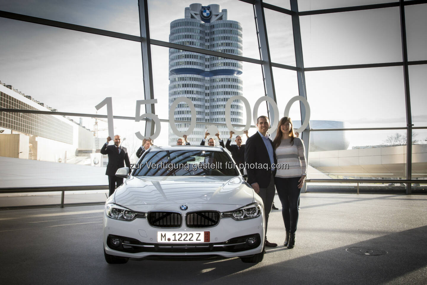 Shannon Lantzy und Jared Lantzy : Am Freitag feierte die BMW Welt ein besonderes Jubiläum : die 150.000ste Automobilauslieferung seit der Eröffnung im Jahr 2007 : Das Fahrzeug – ein BMW 328i xDrive Touring – wurde heute an seinen neuen Eigentümer übergeben : Shannon und Jared Lantzy reisten eigens für das Ereignis aus Silver Spring in den USA an : © BMW Group