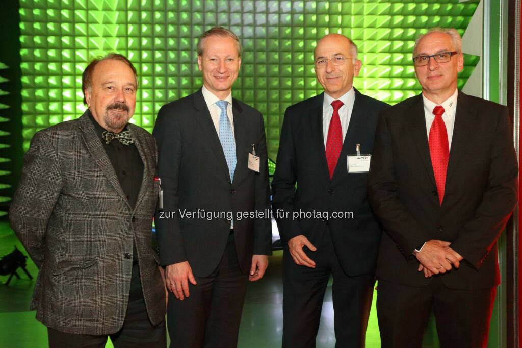 Walter Geier (Vice President FM, Rheinmetall MAN Military Vehicles), Stefan Haas (CEO TÜV Austria Holding AG), Hubert Figl (Head of Risk Management, Raiffeisen Zentralbank Österreich AG), Wilhelm Seier (Teamleiter TÜV Austria) : TÜV Austria CEO Stefan Haas präsentierte am Donnerstag, 10.12., eine neue, 143 m² große Halle zur Prüfung elektromagnetischer Verträglichkeit : Fotocredit: TÜV Austria/APA-Fotoservice/Schedl, © Aussendung (14.12.2015) 