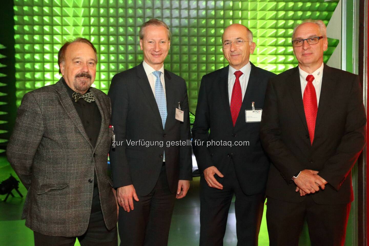 Walter Geier (Vice President FM, Rheinmetall MAN Military Vehicles), Stefan Haas (CEO TÜV Austria Holding AG), Hubert Figl (Head of Risk Management, Raiffeisen Zentralbank Österreich AG), Wilhelm Seier (Teamleiter TÜV Austria) : TÜV Austria CEO Stefan Haas präsentierte am Donnerstag, 10.12., eine neue, 143 m² große Halle zur Prüfung elektromagnetischer Verträglichkeit : Fotocredit: TÜV Austria/APA-Fotoservice/Schedl