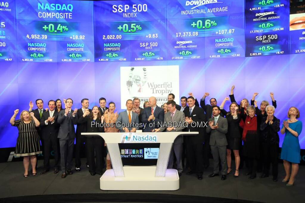 Desire Street Ministries and Wuerffel Trophy ring the Nasdaq Closing Bell!  Source: http://facebook.com/NASDAQ (15.12.2015) 