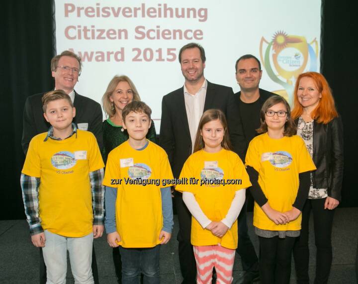 Christian Smoliner (Bmwfw), Marie Céline Loibl (Bmwfw), Stefan Zotti (OeAD-GmbH), Bernhard Weingartner (TU Wien), Petra Siegele (OeAD-GmbH), Jason Hirsch, Fabian Dombacher, Leoni Pejic, Emely Beranek (VS Oberlaa, Wien): OeAD (Österreichische Austauschdienst)-GmbH: Verleihung des Citizen Science Awards 2015, © OeAD-GmbH/APA-Fotoservice/Hinterramskogler