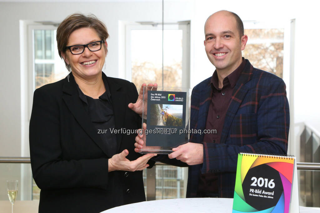 APA-OTS-Geschäftsführerin Karin Thiller, Thomas Gruber: APA - Austria Presse Agentur: PR-Bild-Award 2015: „PR-Bild des Jahres“ für Österreich geht an Thomas Gruber, © APA-Fotoservice/Schedl
, © Aussendung (15.12.2015) 