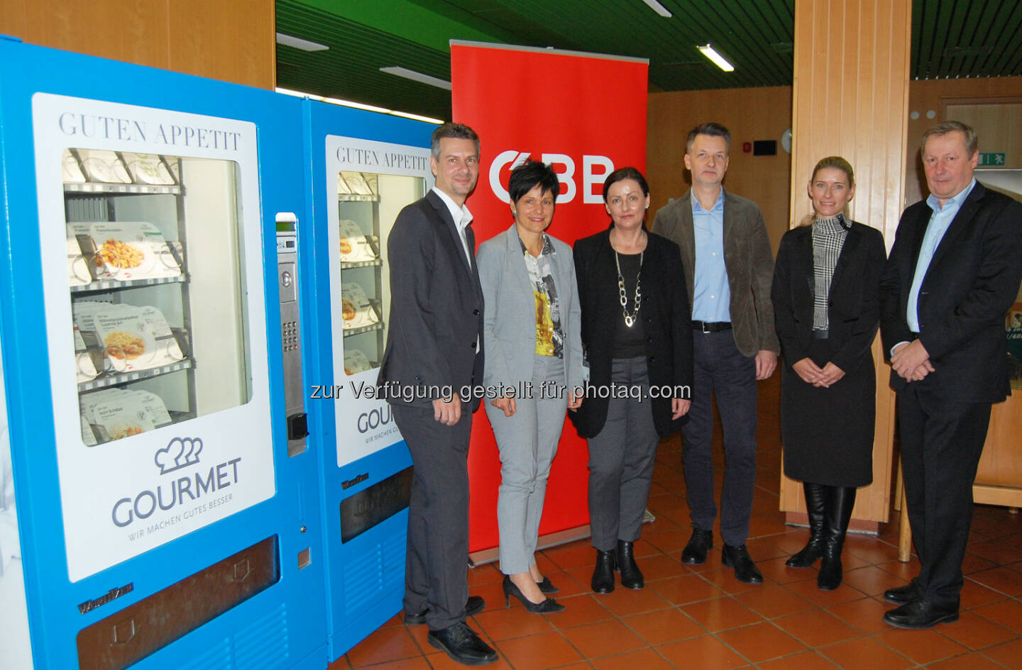 Alexander Burghardt (Gourmet-Betreuer vor Ort), Claudia Horacek (Gourmet-Geschäftsfeldleiterin für Business Catering Menüservice), Petra Fröschl (Bereichsleiterin Wohlfahrtseinrichtung und Soziales in der ÖBB-Business Competence Center GmbH), Roman Hebenstreit (Vors. des ÖBB-Konzernbetriebsrats), Claudia Eder (GF der ÖBB-Business Competence Center GmbH), Gottfried Weißengruber (Konzernvertreter Beirat Wohlfahrtseinrichtungen und Soziales) : Neue Speiseautomaten von Gourmet bieten Schichtarbeitern am ÖBB-Verschiebebahnhof Kledering rund um die Uhr ein abwechslungsreiches, warmes Mittagessen : Fotocredit: Gourmet