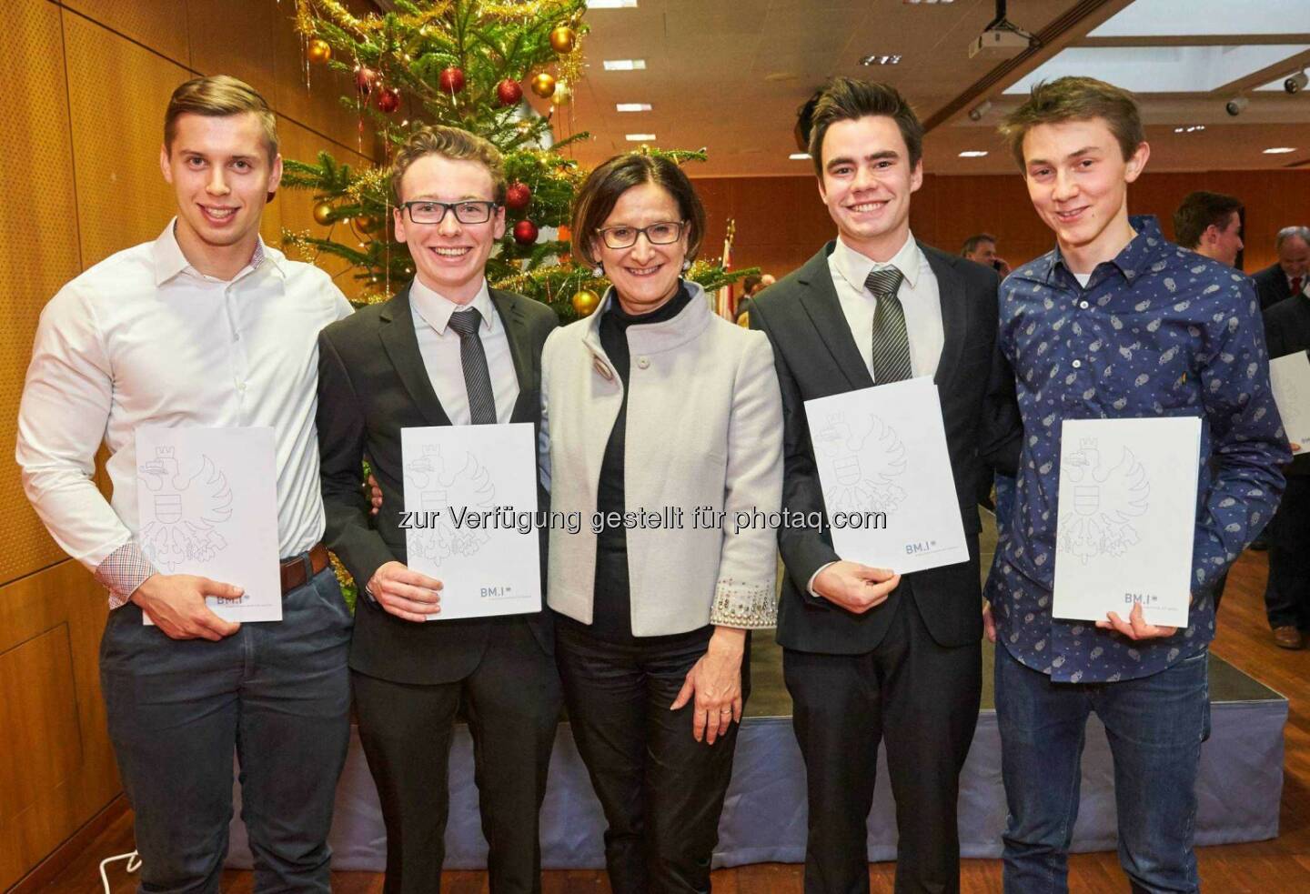 Simon Flatscher (Lebenshilfe Tirol), Moritz Klampferer (Lebenshilfe Kärnten), Johanna Mikl-Leitner (Innenministerin), Bernd Somitsch (Lebenshilfe Kärnten), Clemens Fink (Lebenshilfe Vorarlberg) : Zivildiener der Lebenshilfe für Engagement und Menschlichkeit ausgezeichnet : Fotocredit: Lebenshilfe