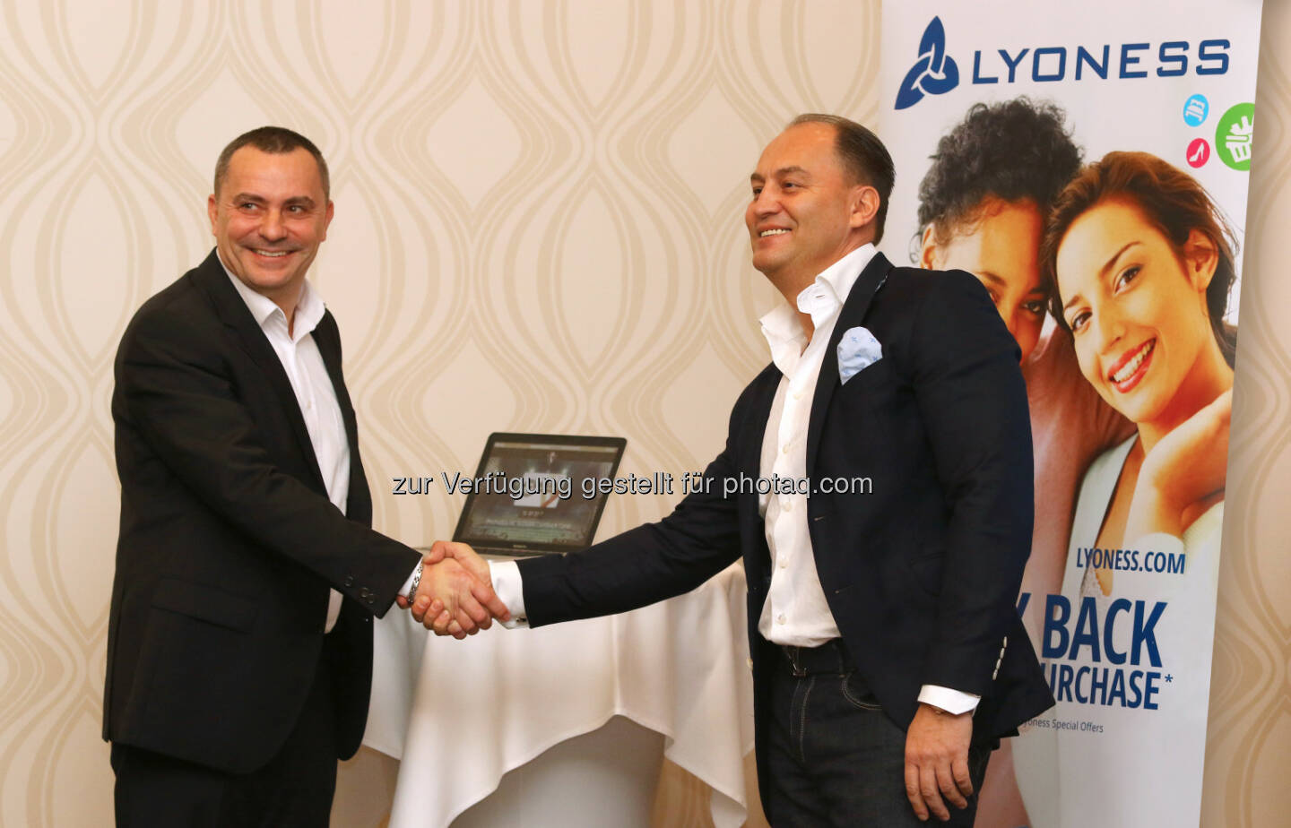 Mario Slivka (GF Lyoness Standorte Slowakei und Tschechische Republik), Maroš Krajči (GF  HC Slovan Bratislava) : Lyoness fixiert neue Sportkooperationen in der Slowakei und der Tschechischen Republik : Fotocredit: HC Slovan Bratislava