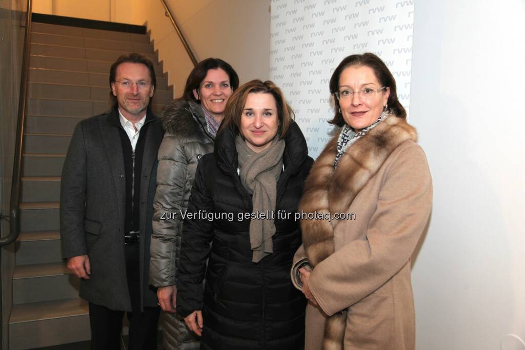 Manfred Kräftner (BIP Breiteneder Immobilien Parking); Elisabeth Binder & Marion Weinberger-Fritz (Raiffeisen Vorsorgewohnungserrichtungs GmbH), Bettina Breiteneder (BIP Breiteneder Immobilien Parking) : Neue Wohnungen in Rekordzeit in 1030 Wien, Petrusgasse 3-5 : Ein Projekt der Raiffeisen Vorsorgewohnungserrichtungs GmbH (RVW) und der Breiteneder Immobilien Parking : Fotocredit: Hetzmannseder/RVW, © Aussendung (17.12.2015) 