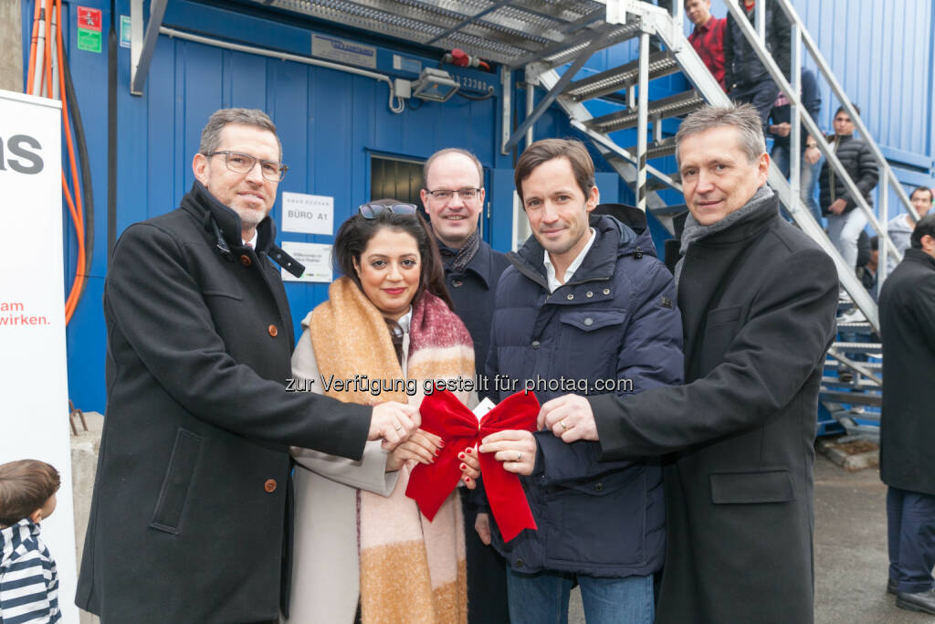 Mario Legrum (Verkaufsleiter kika), Golnaz Miremadi (Projektinitiatorin seitens Raiffeisen Bank International), Peter Lennkh (Vorstandsmitglied Raiffeisen Bank International), Klaus Schwertner (Generalsekretär Caritas Wien), Ernst Morgenbesser (Bürgermeister Marktgemeinde Breitenfurt) : kika und Leiner unterstützen Caritas-Projekt „Haus Roshan“ in Breitenfurt bei Wien : Fotocredit: kika Leiner/Lechner, © Aussender (18.12.2015) 