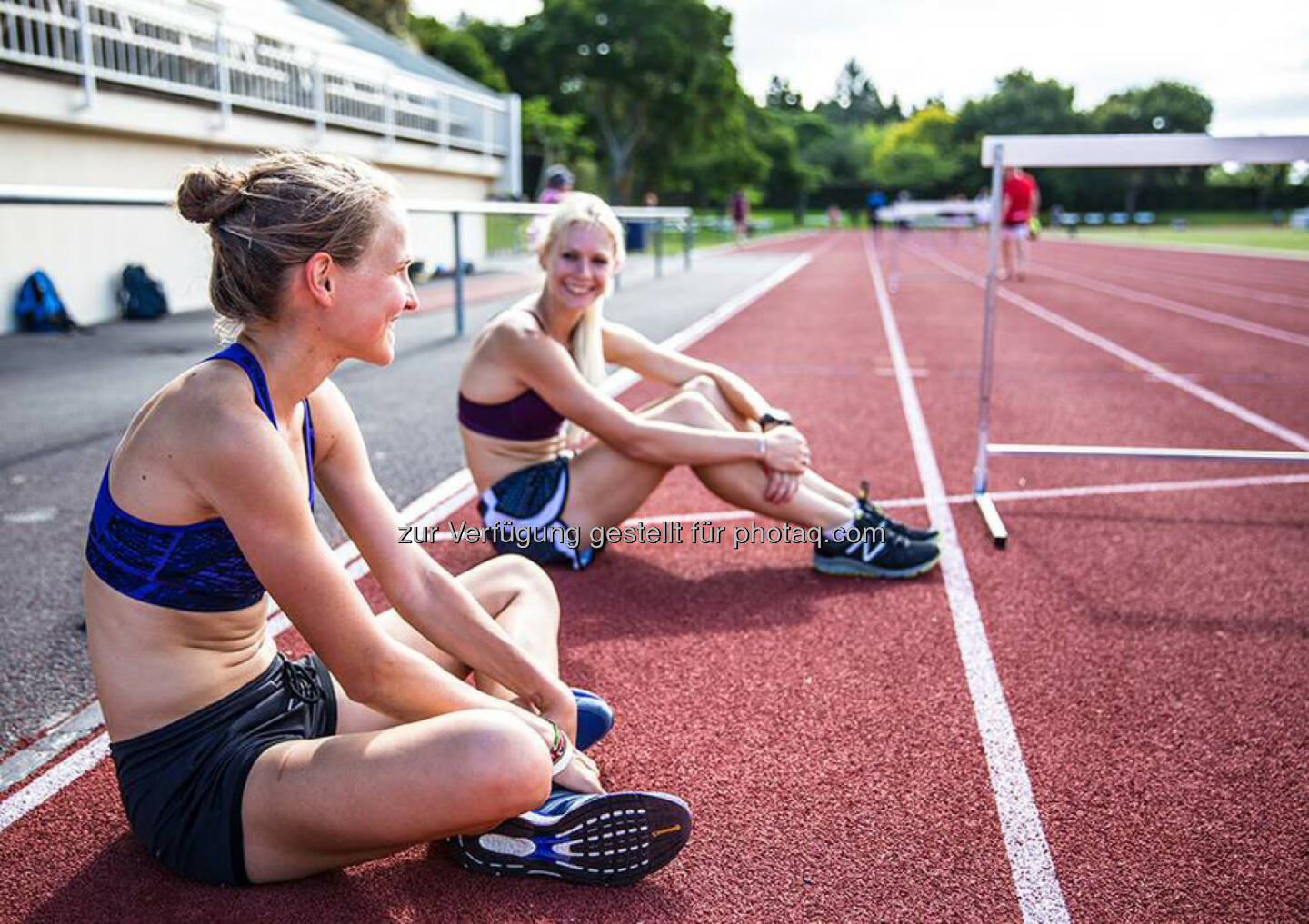 Anna Hahner: Sprinttraining‬ mit Camille Buscomb, relax, Pause, Track and Field, verschnaufen