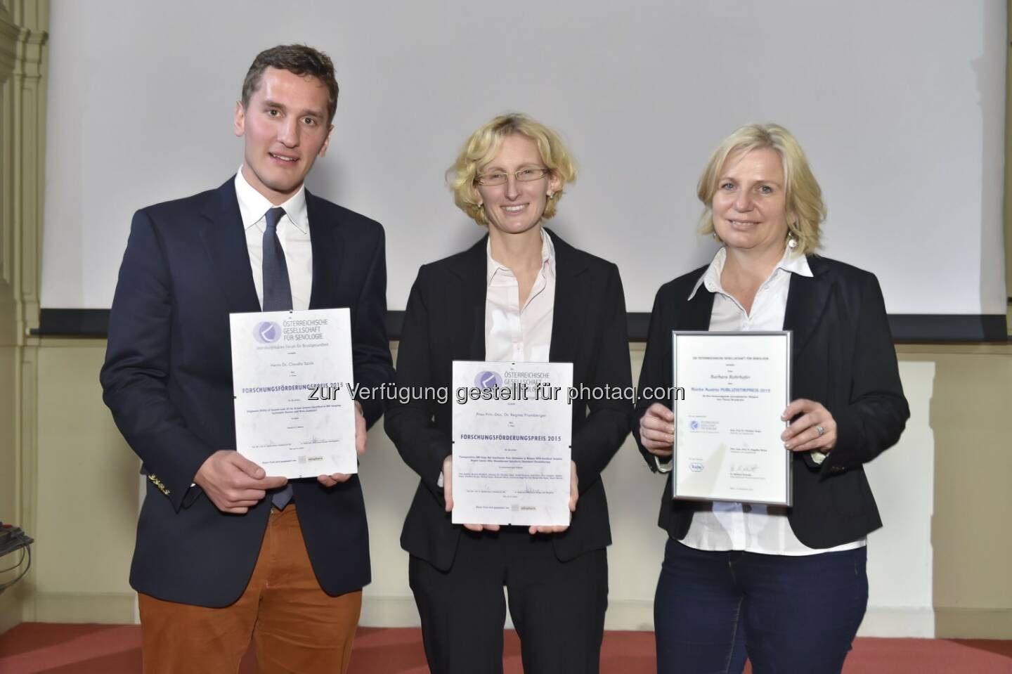 Claudio Spick (2. Preis Teva Ratiopharm Förderungspreis), Regina Promberger-Ott (1. Preis Teva Ratiopharm Förderungspreis), Barbara Rohrhofer (1. Preis Roche Austria Publizistikpreis) : Die Österreichische Gesellschaft für Senologie (ÖGS, interdisziplinäres Forum für Brustgesundheit) verlieh im Rahmen ihres wissenschaftlichen Symposiums am 19.12. den Roche Austria Publizistikpreis für herausragende Brustkrebsberichterstattung an Barbara Rohrhofer (OÖN). Der Teva Ratiopharm Förderungspreis für herausragende Forschung auf dem Gebiet der Brustgesundheit ging an Regina Promberger-Ott (36) und Claudio Spick (28) : Fotocredit: Ö. Gesellschaft für Senologie (ÖGS)/APA-Fotoservice/Hörmandinger