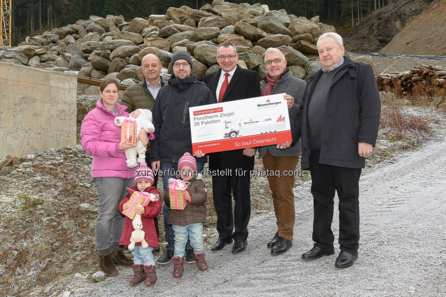 Viktoria Mussak, Anton Pichlmann (Wienerberger Ziegelindustrie GmbH), David Mussak, Johannes Tratter (Landesrat), Niklaus Deutsch (Wienerberger Ziegelindustrie GmbH), Anton Mallaun (Bgm. Gem. See) : Wienerberger unterstützt Tiroler Familie bei Neubeginn : Junge Familie aus See im Paznauntal stand nach Murenabgang im Juni vor dem Nichts und wagt den Neubeginn mit einem massiven Haus aus Ziegeln : Fotocredit: Wienerberger / Lackner - innfoto