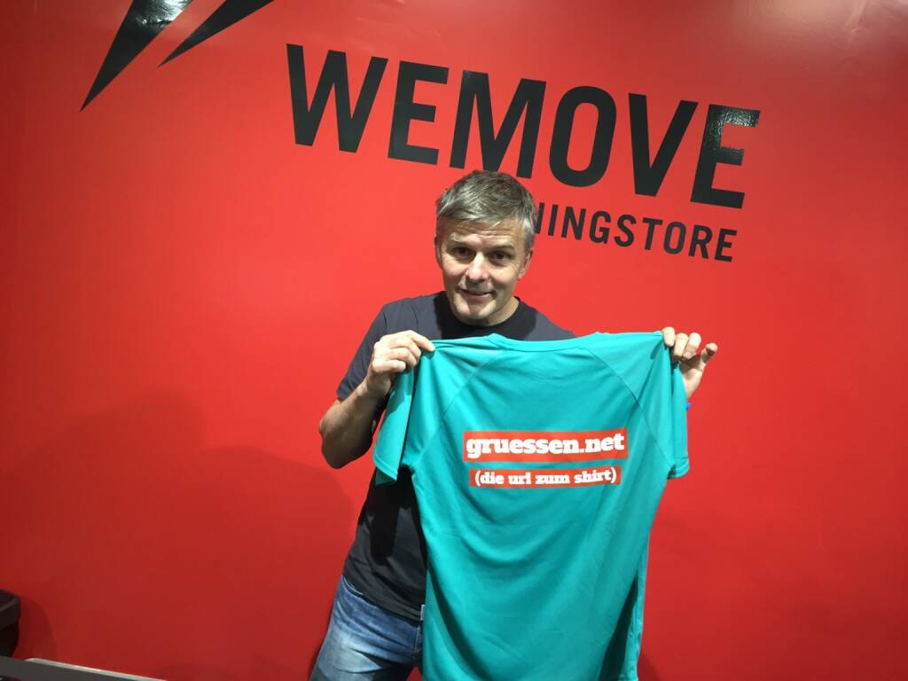 Michael Wernbacher WeMove Runningstore mit dem Shirt von www.gruessen.net . In Kürze wird es das Shirt im WeMove Store auf der Mall in Wien Landstrasse zu 14 Euro in drei Grössen (S, M, L) zu kaufen geben (23.12.2015)