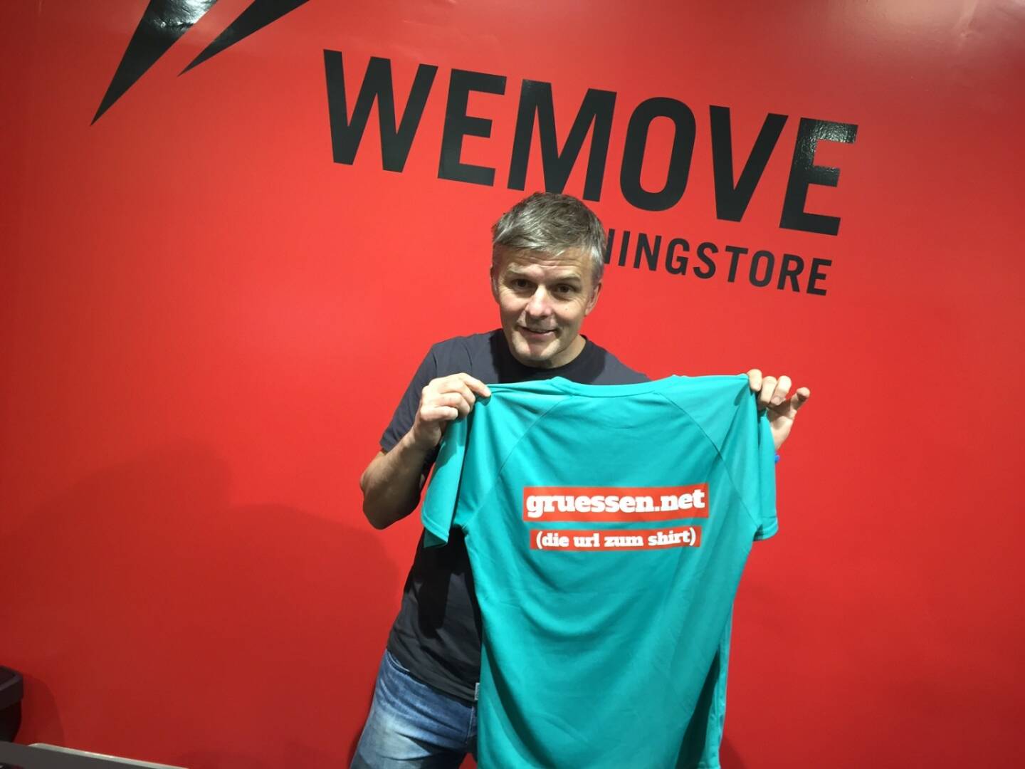 Michael Wernbacher WeMove Runningstore mit dem Shirt von www.gruessen.net . In Kürze wird es das Shirt im WeMove Store auf der Mall in Wien Landstrasse zu 14 Euro in drei Grössen (S, M, L) zu kaufen geben