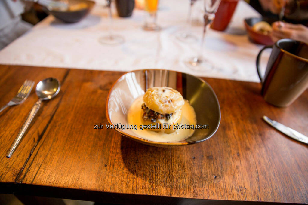 Bratapfel in selbstgemachter Vanillesauce mit homemade Glühwein, © <a href=