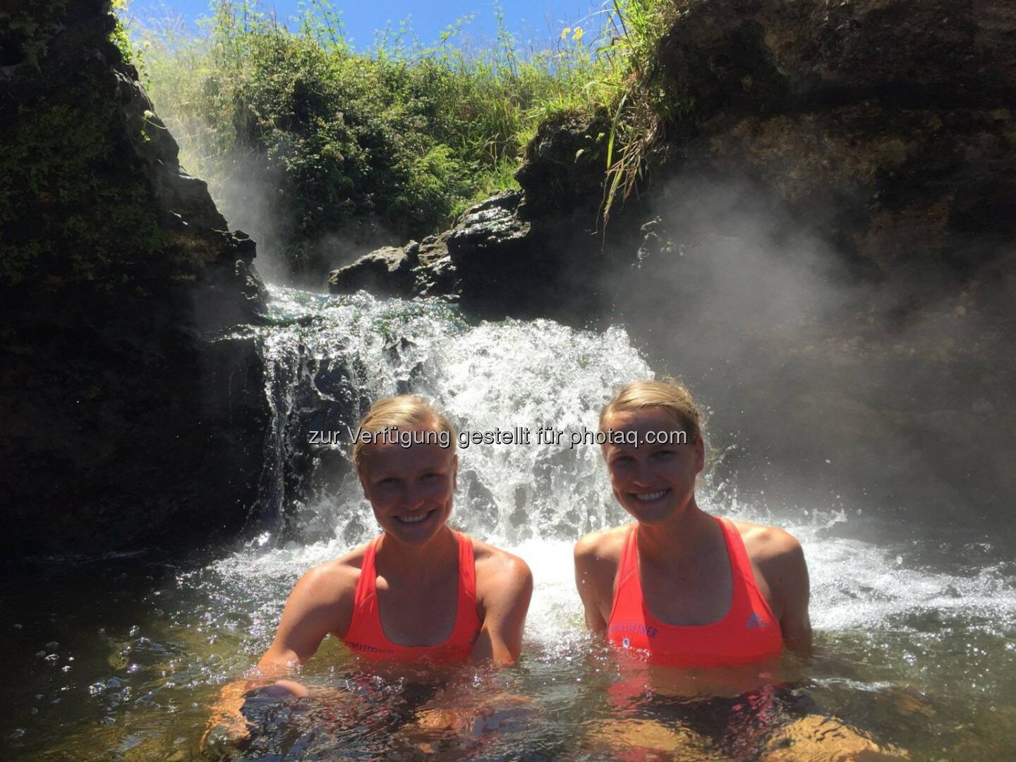 Lisa und Anna Hahner im Wasser, Abkühlung