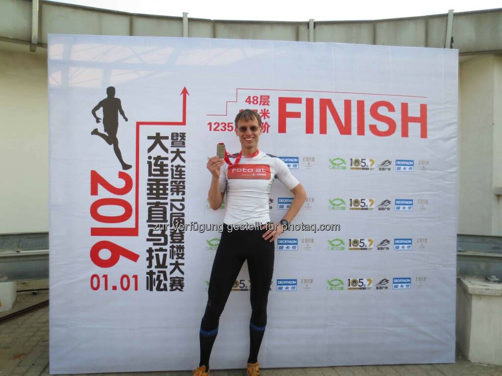 Rolf Majcen: Platz 3 bei Treppenlauf in Dalian, © Aussendung (01.01.2016) 