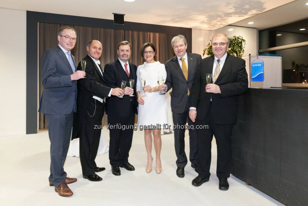 Stephan Pernkopf (Landesrat), Wolfgang Sobotka (Maestro), Hans Penz (Landtagspräsident), Johanna Mikl-Leitner (Innenministerin), Peter Harold (Generaldirektor), Wolfgang Brandstetter (Justizminister) : Hypo NÖ Neujahrskonzert: Das Waidhofner Kammerorchester dirigiert von Wolfgang Sobotka sorgt für einen schwungvollen Jahresauftakt 2016 : Fotocredit: Gerald Lechner, © Aussendung (03.01.2016) 