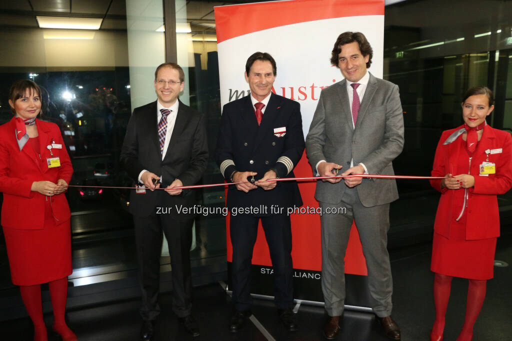 Robert Heusmann (Austrian Airlines Projektleiter Embraer Einflottung), Rudolf Buchsteiner (Embraer Flotten-Chef), Mathieu Duquesnoy (Vice President Marketing & Vertrieb für Europa, den Nahen Osten und Afrika bei Embraer Commercial Aviation) : Embraer der Austrian Airlines heute zum Erstflug nach Stuttgart gestartet :  Copyright: Austrian Airlines, © Aussendung (04.01.2016)