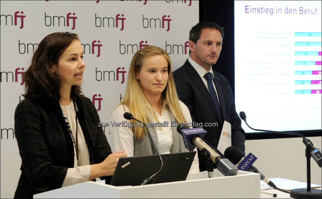 Sophie Karmasin (Bundesministerin für Familien und Jugend), Elisabeth Höllhumer (Projektleiterin der Studie „place to perform“ 2015), Andreas Schrefl (GF Technik/Produktion in Unterradlberg) : EGGER bei Praktikanten auf Platz Eins : Im Rahmen der „place to perform“ Studie wurde der österreichische Holzwerkstoffhersteller EGGER als bestes Praktika Unternehmen 2015 ausgezeichnet : Fotocredit: EGGER Holzwerkstoffe, © Aussendung (04.01.2016) 