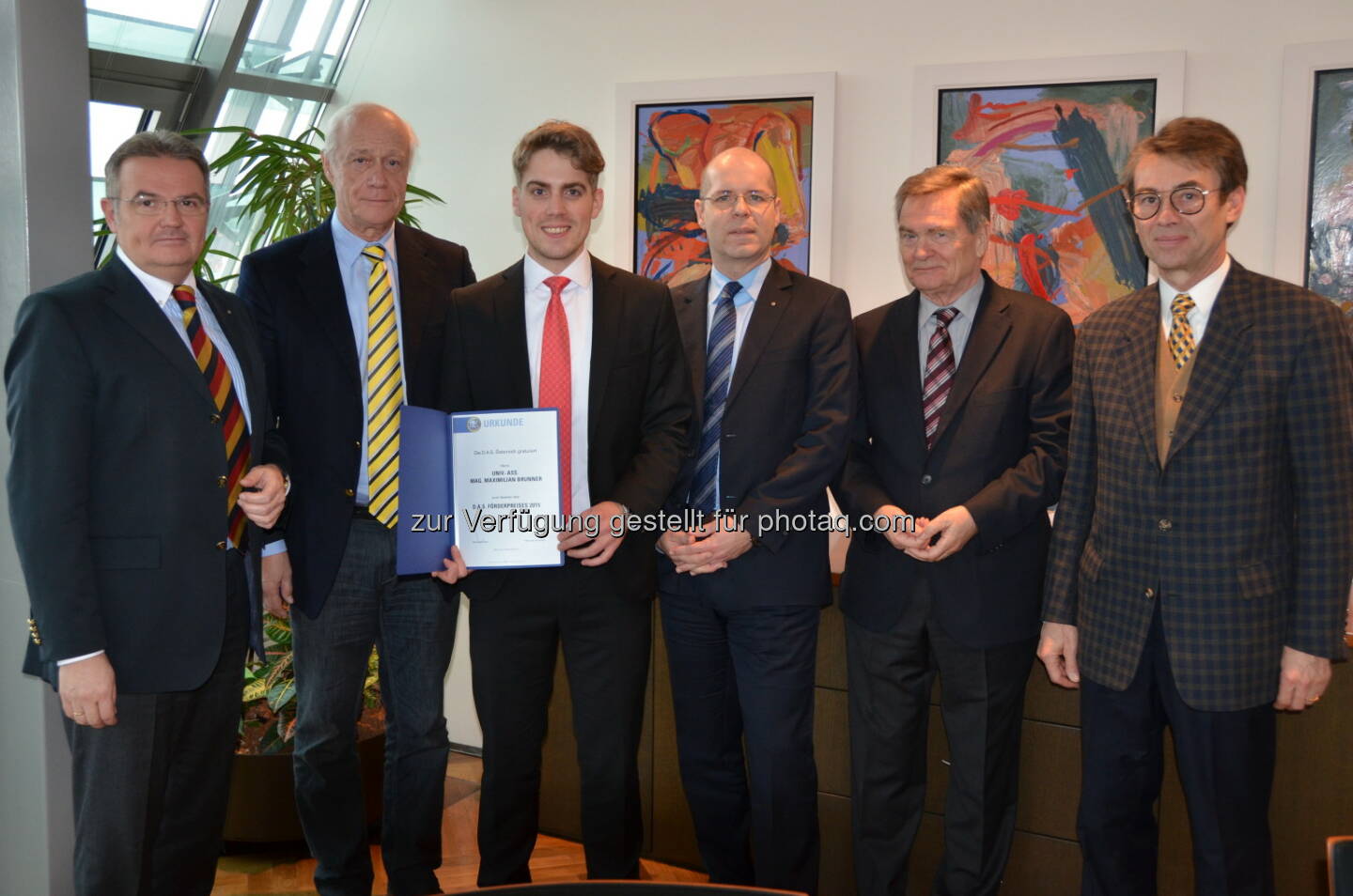 Johannes Loinger (Vorstandssprecher D.A.S.), Attila Fenyves (Universität Wien), Maximilian Brunner (Universität Klagenfurt, Förderpreisgewinner), Ingo Kaufmann (Vorstand D.A.S.), Franz Kronsteiner (GVFW), Michael Waldeck (Prokurist D.A.S.) : D.A.S. Förderpreisverleihung : D.A.S. zeichnet Jungakademiker aus : Fotocredit: D.A.S.