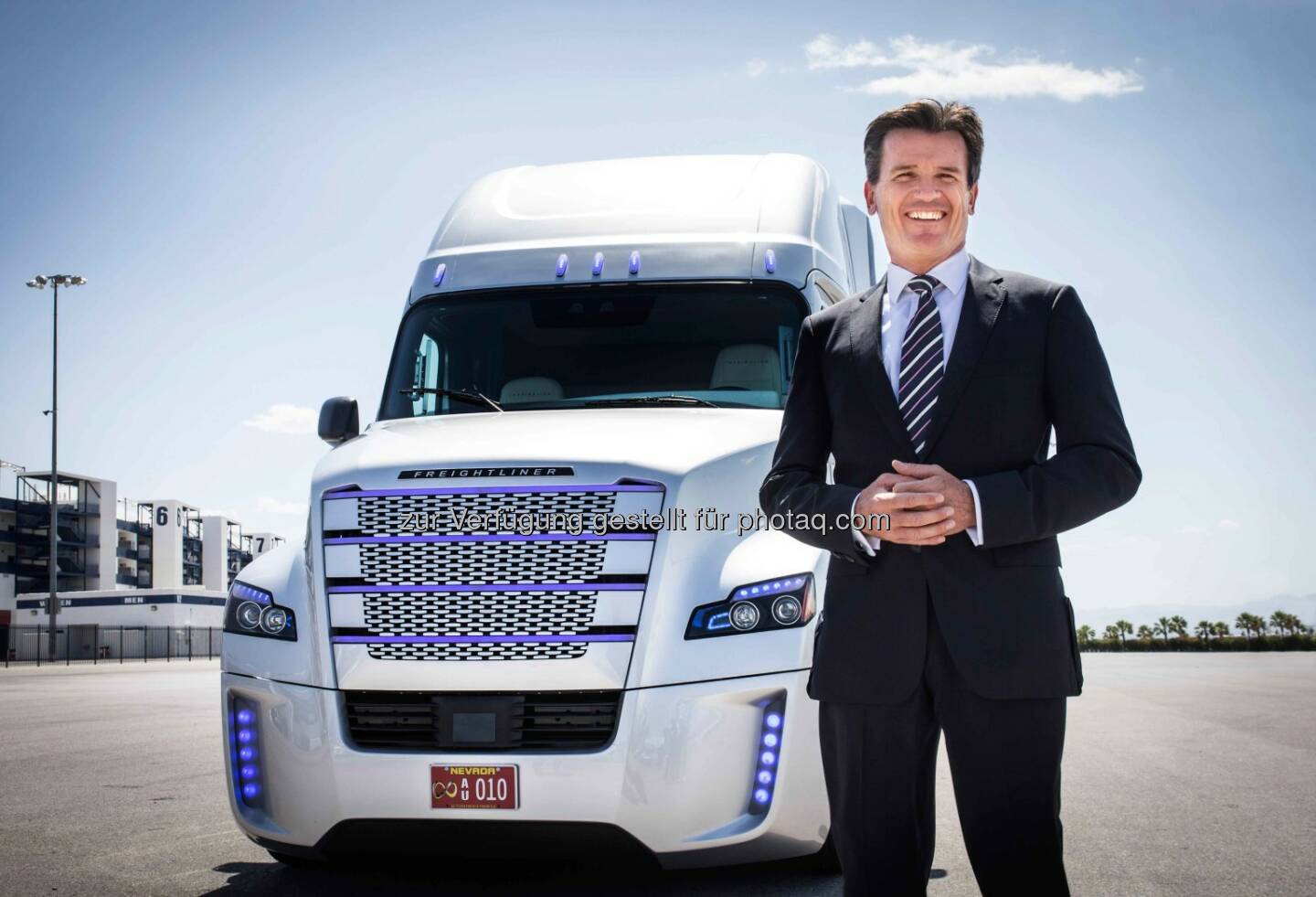 Wolfgang Bernhard, Vorstand Daimler Trucks & Buses: Am 05. und 06. Mai 2015 fand in Las Vegas die Daimler Trucks Technologiepremiere unter dem Motto „Infinite Inspiration“ statt. Daimler Trucks North America präsentierte den Freightliner Inspiration Truck mit Highway Pilot – den ersten autonom fahrenden Lkw mit Straßenzulassung in Nevada. (C) Daimler

