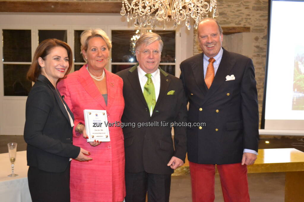 Barbara Avdis (Präsidentin von „Historic Hotels of Europe“), Hedwig Tacoli (Hotel See-Villa), Max Eidlhuber (Präsident von „Schlosshotels & Herrenhäuser“), Alexander Tacoli (Hotel See-Villa) : Drei Auszeichnungen für „Schlosshotels & Herrenhäuser“ : Bereits zum dritten Mal würdigte „Historic Hotels of Europe“ die besten historischen Hotels in Europa. Drei der insgesamt zehn Awards 2016 gingen dabei an Hotels der Gruppe „Schlosshotels & Herrenhäuser“ : Fotocredit: Historic Hotels of Europe, © Aussendung (09.01.2016) 