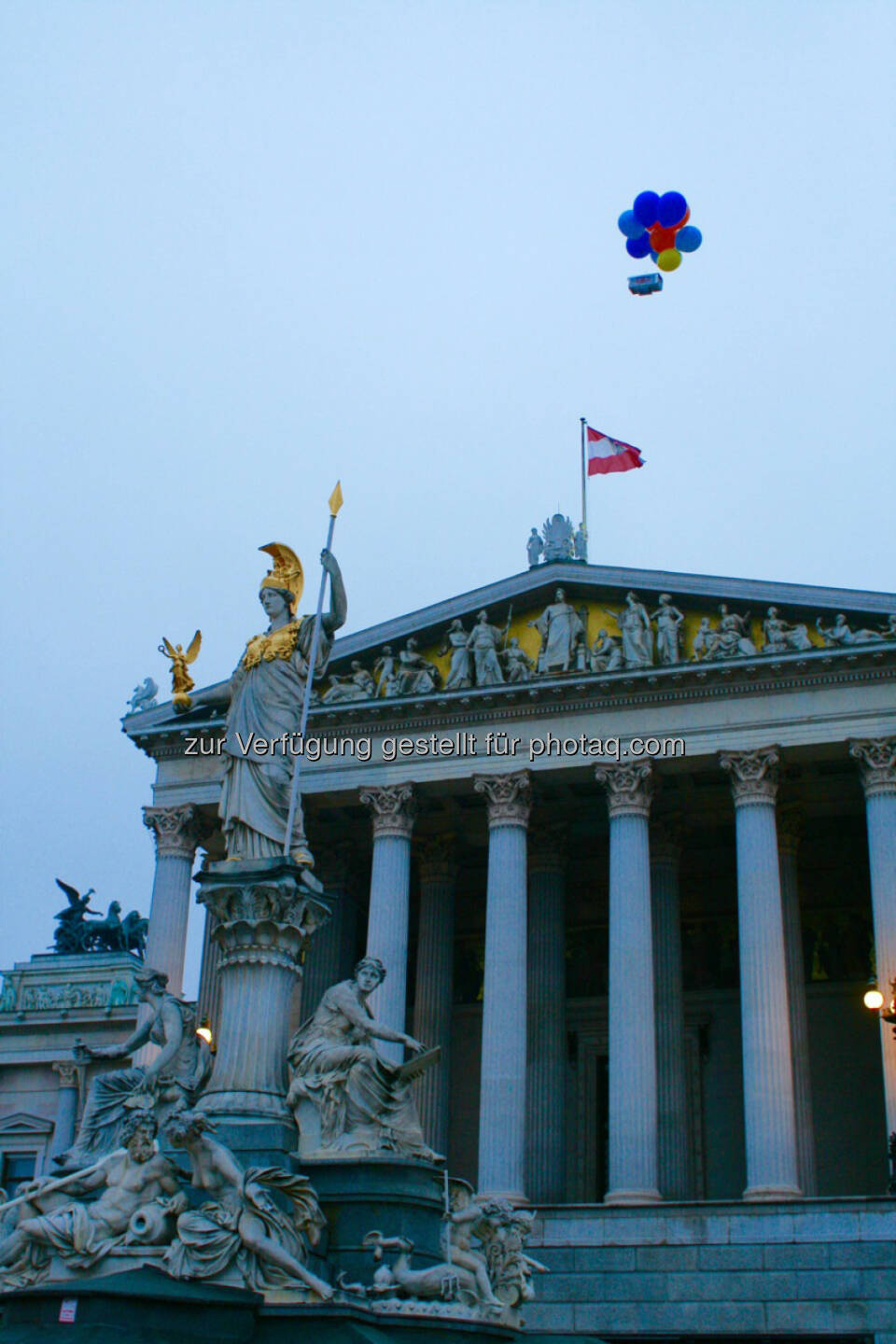 Parlament, Luftballons, Überwachungskamera: Mit einer Protestaktion hat der AKVorrat heute in der Früh eine Überwachungskamera in 13 Metern Höhe auf der Pallas Athene vor dem Parlament angebracht. Sie schwebt derzeit wie ein Damoklesschwert über dem hohen Haus, genauso wie der neue Inlandsgeheimdienst bedrohlich über den Grundrechten steht. Es bleiben nur mehr wenige Tage, um das geplante Staatsschutzgesetz zu verhindern, oder zumindest substanzielle Reparaturen anzubringen. (C) www.akvorrat.at.