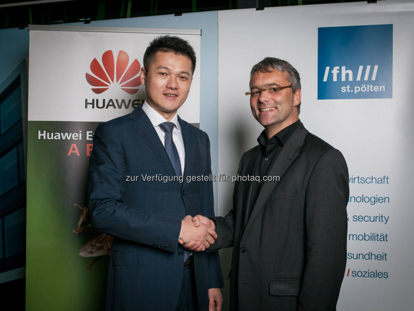 Jay Peng (Managing Director Huawei Österreich), Hannes Raffaseder (Prokurist im Hochschulmanagement und Leiter Forschung und Wissenstransfer FH St. Pölten) : Reise nach China gewinnen : Studierendenwettbewerb von Huawei startet : Fachhochschule St. Pölten ist weiterer Partner von „Seeds for the Future“ : Fotocredit: Huawei/Döringer