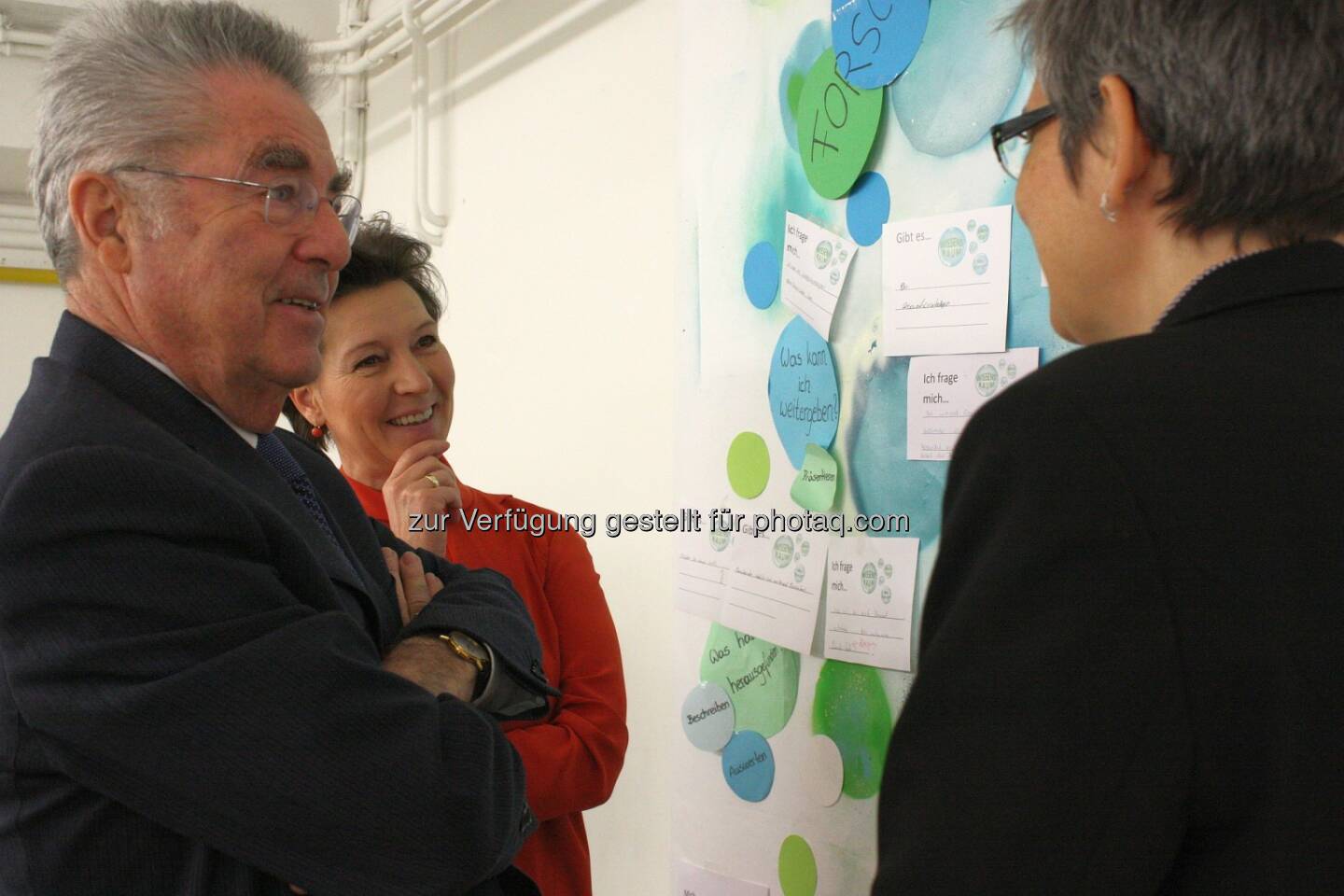 Heinz Fischer (Bundespräsident), Gabriele Heinisch-Hosek (Bildungsministerin), Barbara Streicher (GF Verein ScienceCenter-Netzwerk) : Bundesministerin Heinisch-Hosek und Bundespräsident Fischer zu Besuch im Wissensraum des ScienceCenter-Netzwerks : Fotocredit: Verein ScienceCenter-Netzwerk/Buchholz