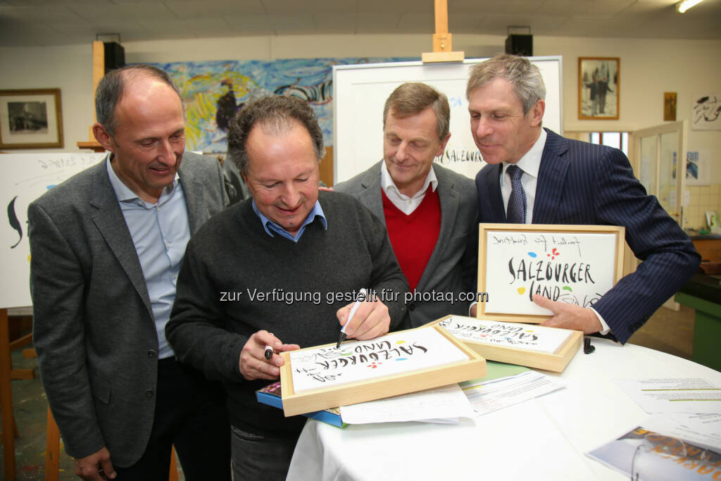 Leo Bauernberger (GF SLTG), Hans Weyringer (Künstler und Gestalter der neuen Wort-Bild-Marke SalzburgerLand), Hans Scharfetter (LAbg.), Christoph Engl (Managing-Partner Brand:Trust) : SalzburgerLand präsentiert neue Wort-Bild-Marke und neues Design : Fotocredit: Franz Neumayr, © Aussender (13.01.2016) 