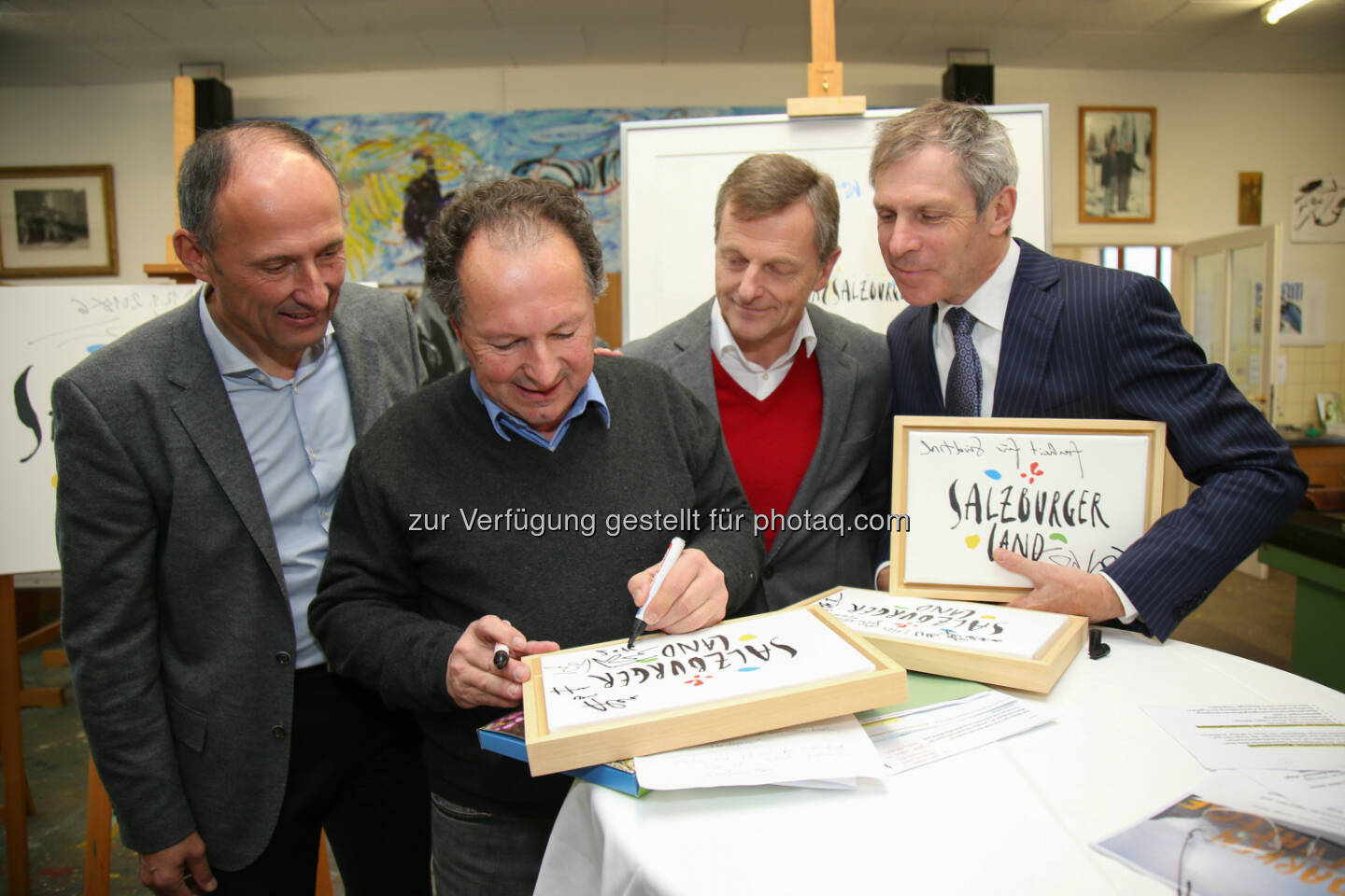 Leo Bauernberger (GF SLTG), Hans Weyringer (Künstler und Gestalter der neuen Wort-Bild-Marke SalzburgerLand), Hans Scharfetter (LAbg.), Christoph Engl (Managing-Partner Brand:Trust) : SalzburgerLand präsentiert neue Wort-Bild-Marke und neues Design : Fotocredit: Franz Neumayr