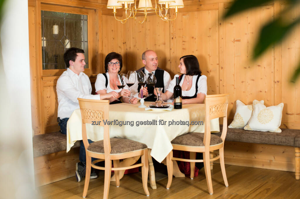 Familie Klausner aus Hintertux im Zillertal : Das Vier-Stern-Hotel Klausnerhof wurde mit dem HolidayCheck Award 2016 ausgezeichnet und hat die begehrte Auszeichnung zum dritten Mal erhalten : Fotocredit: Philipp Benedikt, © Aussendung (13.01.2016) 