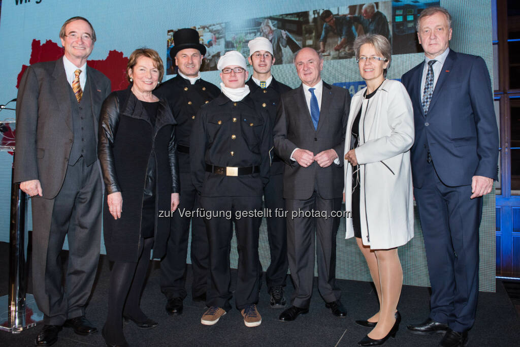 Christoph Leitl (WKÖ-Präsident), Sonja Zwazl (Wirtschaftskammer NÖ-Präsidentin), Peter Engelbrechtsmüller (Innungsmeister der Rauchfangkehrer NÖ), Mario Eismann und Thomas Strommer (Rauchfangkehrer-Lehrlinge),  Erwin Pröll (LH NÖ), Petra Bohuslav (NÖ Wirtschaftslandesrätin), Franz Wiedersich (Wirtschaftskammer NÖ-Direktor) : Traditioneller Neujahrsempfang der Wirtschaftskammer Niederösterreich : Fotocredit: WKNÖ/Kraus, © Aussender (14.01.2016) 