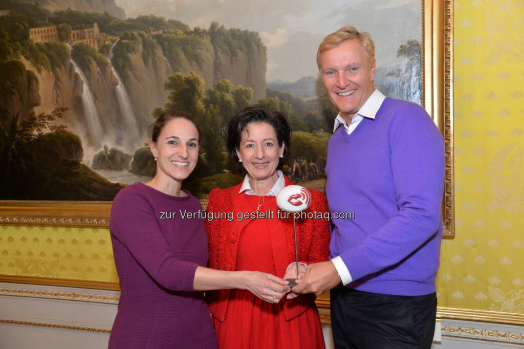 Ines Groß-Weikhart, Ingrid Amon, Klaus Albrecht Schröder : Die Albertina erhält Voice Trophy 2015 von Ingrid Amon : Grande Dame der Stimm- und Sprechtechnik zeichnet die Kunstvermittlung der Albertina aus : Fotocredit: Albertina/Rainer Gregor Eckharter, © Aussendung (14.01.2016) 